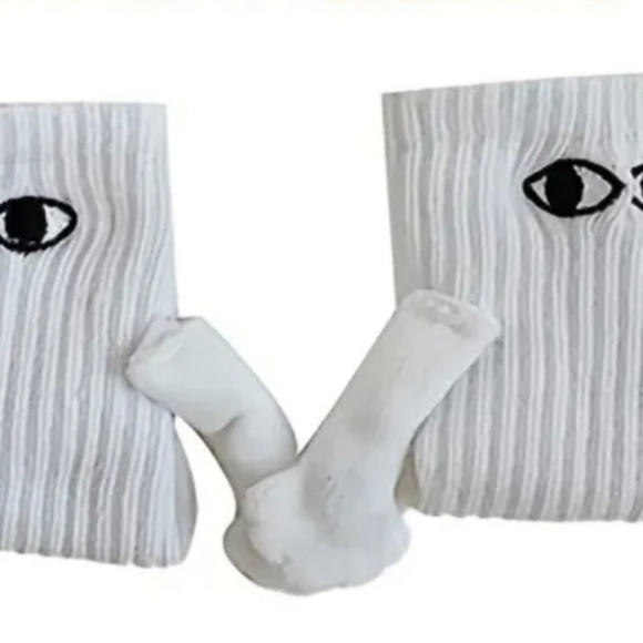 NIP Set of 2 Magnetic Hands Socks. - Picture 4 of 4